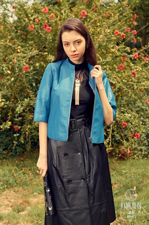 【伯妮斯茵】6P6612--蓝色短款皮衣--撑阳伞的女人--《画尽世界光影，只为挚爱的女人》 商品图1
