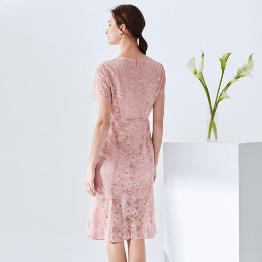 EITIE爱特爱夏季新款时尚镂空蕾丝V领通勤收腰显瘦连衣裙女5907654 商品图4