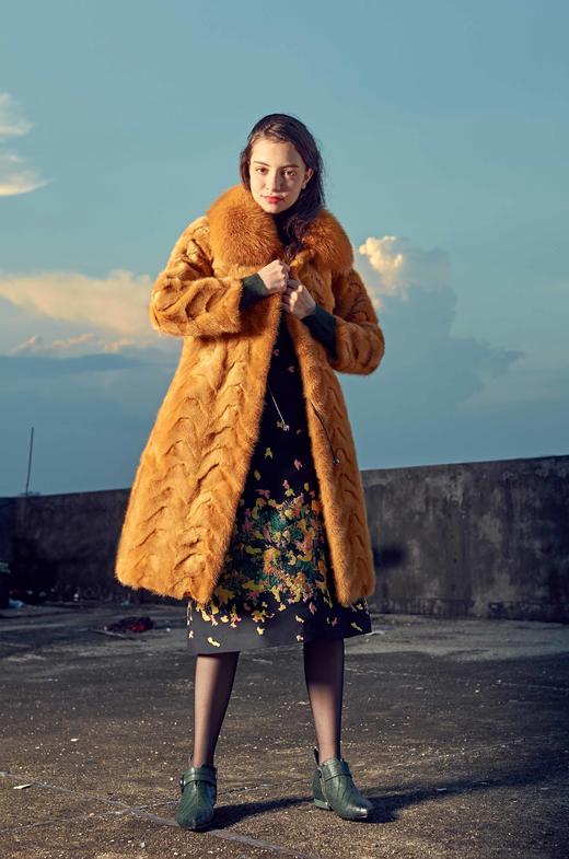 《画尽世界光影，只为挚爱的女人》--白杨树  高贵气质中长款外套皮草--6P6692 商品图3