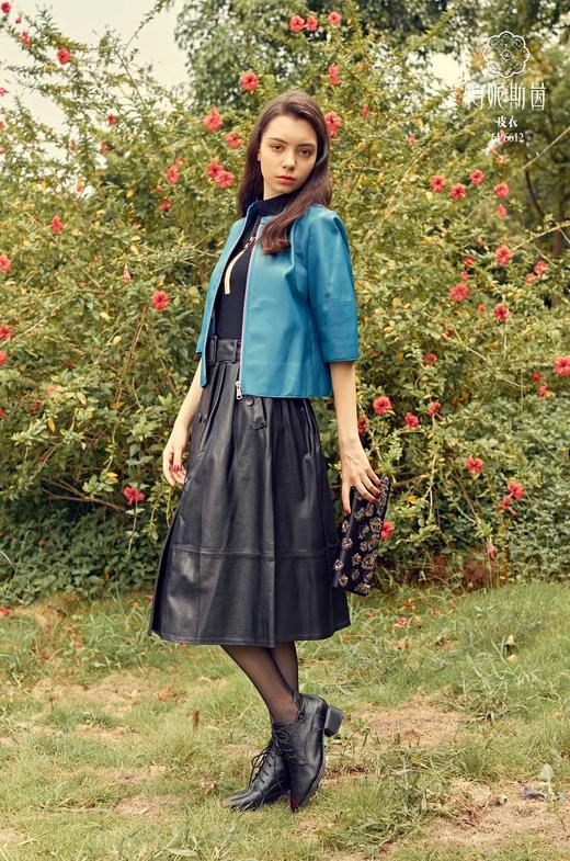 【伯妮斯茵】6P6612--蓝色短款皮衣--撑阳伞的女人--《画尽世界光影，只为挚爱的女人》 商品图0