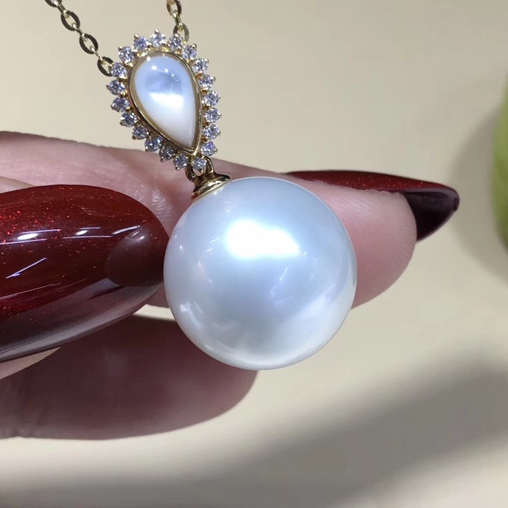 珍珠吊坠规格1415mm正圆微微瑕不明显18k金镶钻石白蝶贝好看又特别送