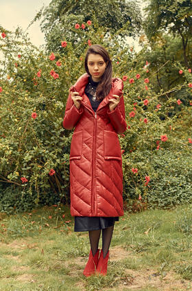 【伯妮斯茵】保暖皮羽绒服--昂蒂布的房子--《画尽世界光影，只为挚爱的女人》6PR6684