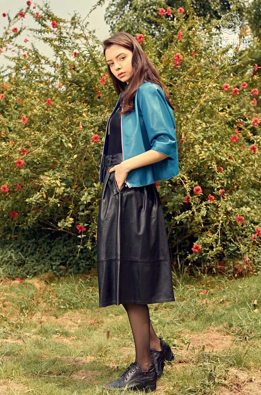 【伯妮斯茵】6P6612--蓝色短款皮衣--撑阳伞的女人--《画尽世界光影，只为挚爱的女人》 商品图2