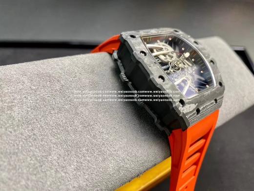 理查德米勒【RICHARD MILLE RM27-02 将碳纤维与石英纤维融合而研发出创新材质，用于表壳制作，具有防磁抗碰撞超轻便等特性， 且色彩鲜明润饰，层次纹理复古粗犷。镂空机芯一体设计，齿轮飞驰 商品图3