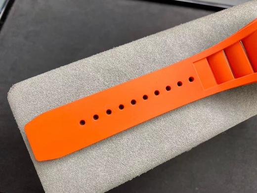 理查德米勒【RICHARD MILLE RM27-02 将碳纤维与石英纤维融合而研发出创新材质，用于表壳制作，具有防磁抗碰撞超轻便等特性， 且色彩鲜明润饰，层次纹理复古粗犷。镂空机芯一体设计，齿轮飞驰 商品图9