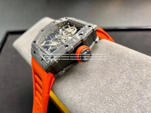 理查德米勒【RICHARD MILLE RM27-02 将碳纤维与石英纤维融合而研发出创新材质，用于表壳制作，具有防磁抗碰撞超轻便等特性， 且色彩鲜明润饰，层次纹理复古粗犷。镂空机芯一体设计，齿轮飞驰 商品图4