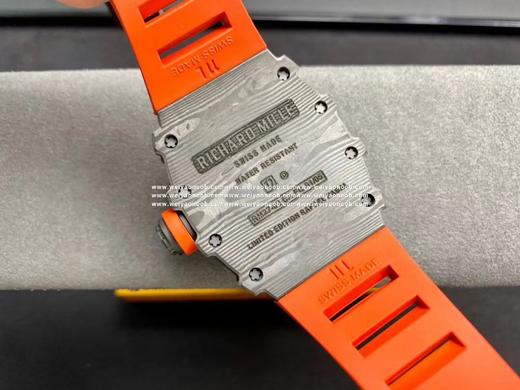 理查德米勒【RICHARD MILLE RM27-02 将碳纤维与石英纤维融合而研发出创新材质，用于表壳制作，具有防磁抗碰撞超轻便等特性， 且色彩鲜明润饰，层次纹理复古粗犷。镂空机芯一体设计，齿轮飞驰 商品图5