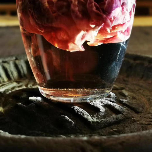 墨红玫瑰25g罐4罐墨红玫瑰冲泡后玫瑰花本身的颜色会渐渐变淡茶的颜色