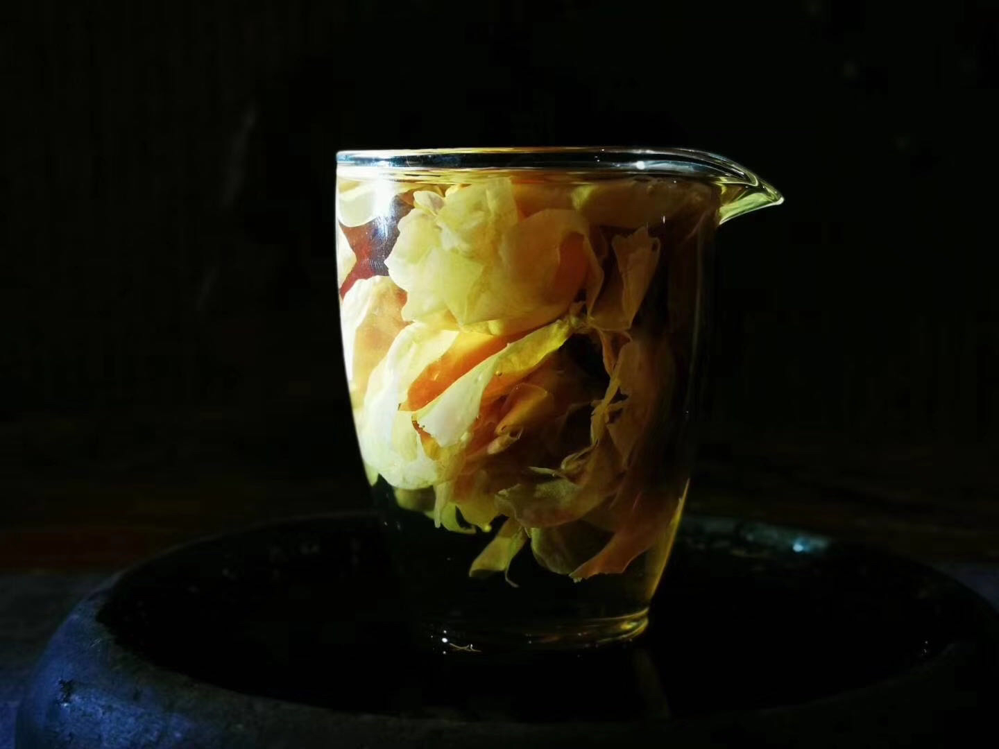 墨红玫瑰25g罐4罐墨红玫瑰冲泡后玫瑰花本身的颜色会渐渐变淡茶的颜色