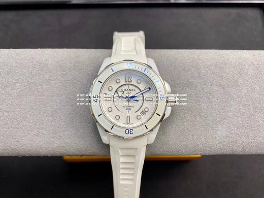 FR 香奈儿J12系列H2560腕表，38mm。率性登场【表壳】采用与原厂同样的高科技精密陶瓷打造。颜色，光泽和重量能百分百吻合原装。高科技陶瓷不仅质地轻，硬度高。还具有恒温的特性，可吸收人体体表温度 商品图1