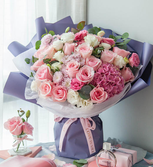亲爱的你--粉佳人玫瑰16枝、白和粉色洋桔梗各5枝、尤加利10枝、浅紫色小菊3枝、深粉色绣球1枝 商品图0