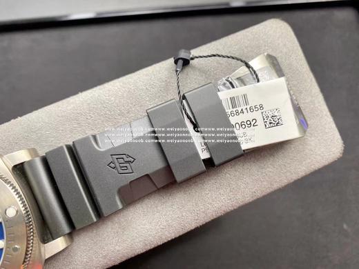 2020VS新品：PAM692 深邃墨水骚蓝，低调不张扬！鲜艳脱跳logo层次感十足，双色夜光指针，读取更清晰。钛金属表壳轻盈防过敏。预定赠送定制织物带一副。 商品图6