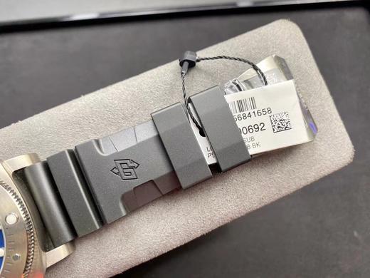 2020VS新品：PAM692 深邃墨水骚蓝，低调不张扬！鲜艳脱跳logo层次感十足，双色夜光指针，读取更清晰。钛金属表壳轻盈防过敏。预定赠送定制织物带一副。 商品图9