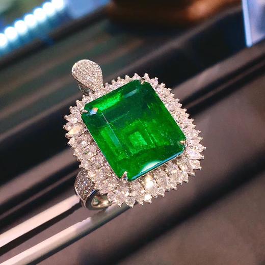 祖母绿戒指吊坠两用颜色vividgreen主石68克拉天然钻石豪镶款式奢华上