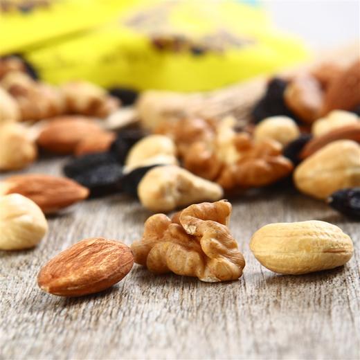 沃隆  每日坚果 休闲零食 年货礼盒 学生款 （25g*30包 ）750g/盒 送礼零食大礼包礼盒 商品图6