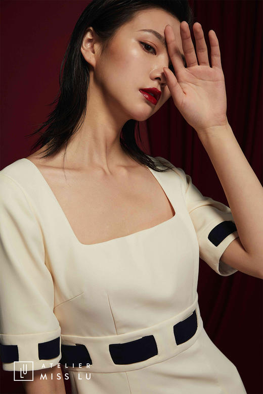 AtelierMissLu /Bianca-奶白藏青系带方领修身裙 商品图0