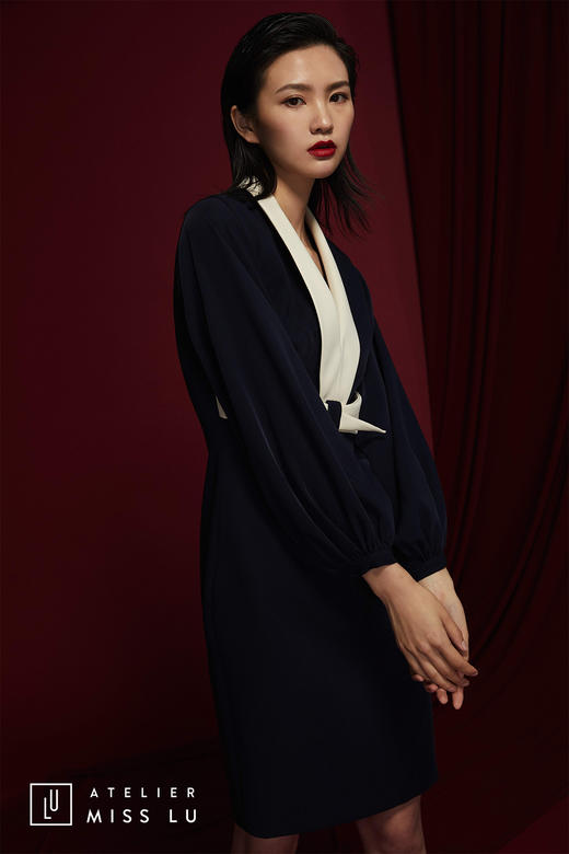 AtelierMissLu /Alexsandra-藏青拼白大摆袖率性连身裙 商品图2