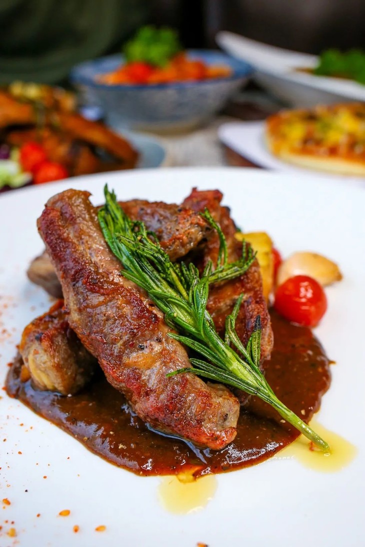 牛肋条是肋骨之间的肉,软嫩的牛肉带着劲道的筋膜.