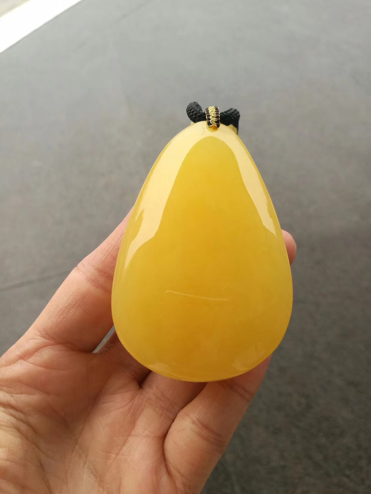 蜜蜡水滴吊坠形状饱满蜡质浓郁质地温润细腻天然鸡油黄颜色全品无瑕