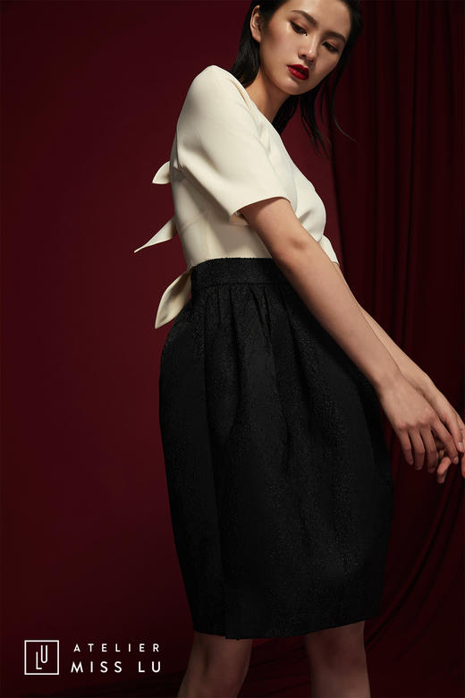 AtelierMissLu /Domigo-黑白拼色蝴蝶结露背连身裙 商品图3