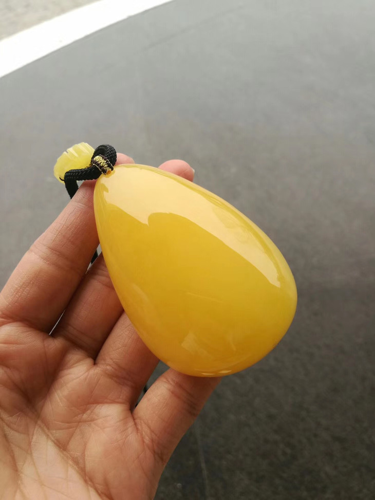 蜜蜡水滴吊坠形状饱满蜡质浓郁质地温润细腻天然鸡油黄颜色全品无瑕