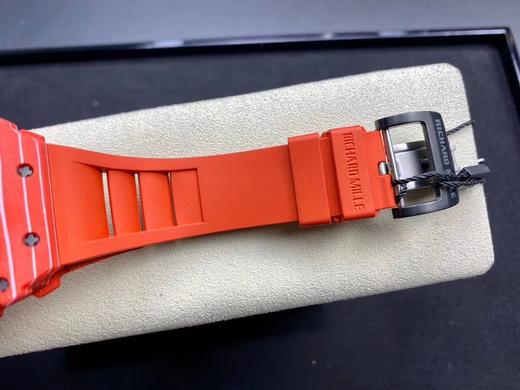 理查德米勒RICHARD MILL型号 RM035-02 红魔 升级版 机芯4点位升级了白钻，特殊红色碳纤维材质表壳，碳纤维材质的规律波浪状图形产生独特的视觉效果，且拥有卓越的物理性能-耐磨抗碰撞超轻 商品图10