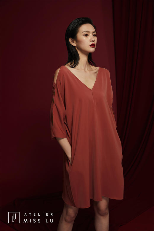 AtelierMissLu /Munoz-肉桂橘V领露背连身裙 商品图4
