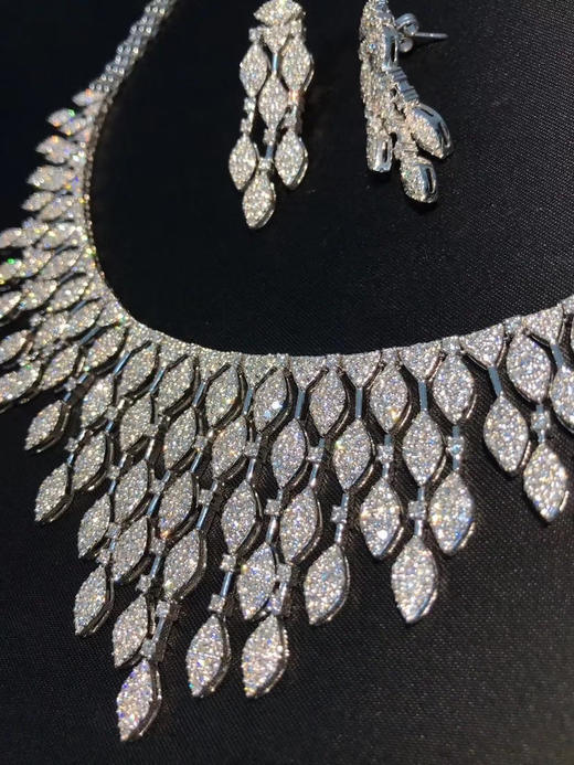 【高贵奢华满钻套装】项链,耳钉套装,上身超级豪美,钻石共20.
