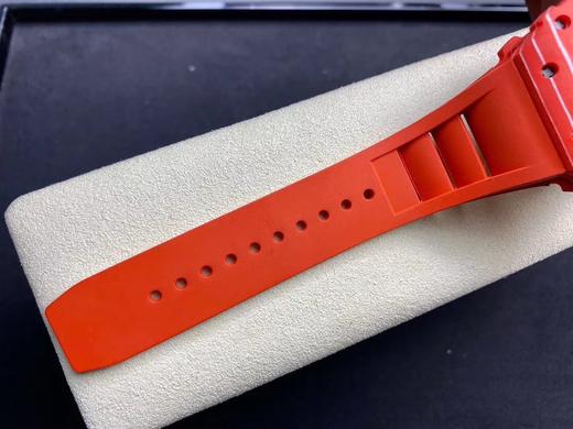 理查德米勒RICHARD MILL型号 RM035-02 红魔 升级版 机芯4点位升级了白钻，特殊红色碳纤维材质表壳，碳纤维材质的规律波浪状图形产生独特的视觉效果，且拥有卓越的物理性能-耐磨抗碰撞超轻 商品图9