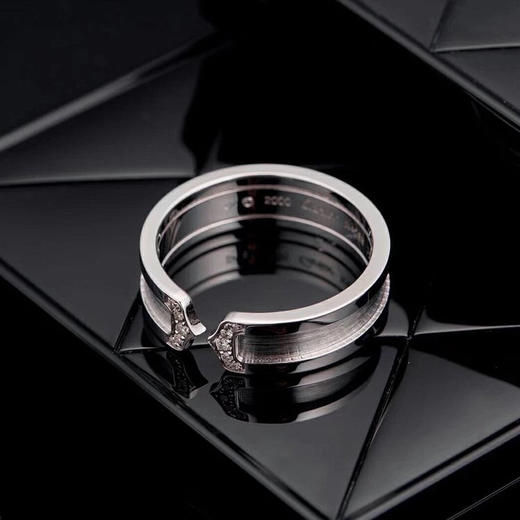 凸显男士的睿智沉稳散发迷人的绅士范g750钻石戒指