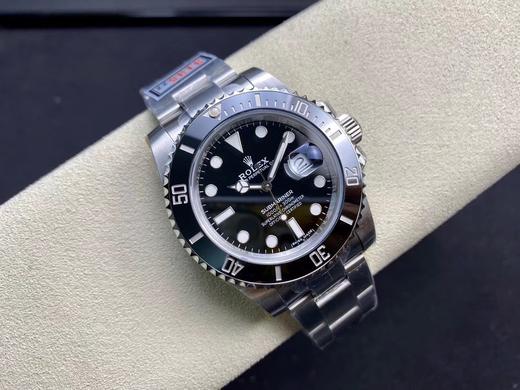 ZZ 厂 黑水鬼V2版本3135机芯更新①调整指针与条钉色差(Ⅵ1版指针颜色偏绿)修正时分针为立体指针。②修正蓝宝石玻璃边缘弧度,使玻璃边缘与陶瓷圈形成一定的间隙。③修正表壳内影激光刻字(v1刻字相对 商品图13