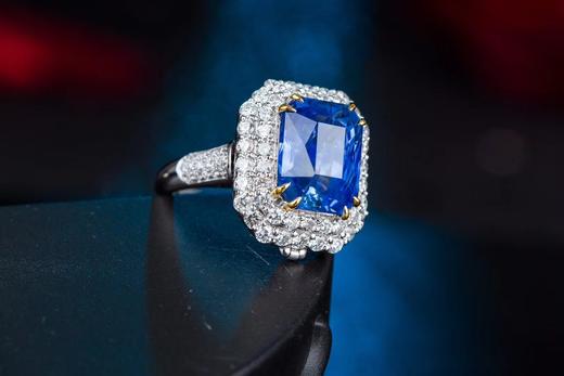 收藏级丨皇家蓝彩宝高级定制655克拉无烧蓝宝石戒指香港精工阶梯型