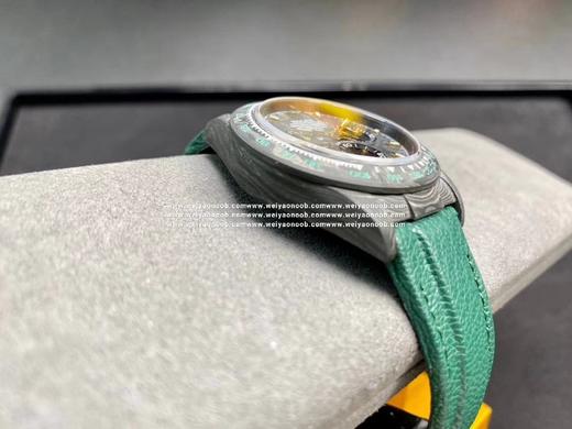 劳力士ROLEX宇宙计时迪通拿系列之碳纤维定制版，腕表不仅戴轻便，外表坚硬。且每一只腕表都拥有独一无二的碳纤花纹。 【表壳】腕表尺寸40X11.3吻合原装。Tw工厂实力铸造碳纤维劳力士的独特风采。市 商品图8