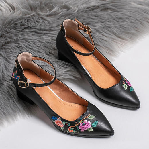 LYL-6702新款民族风浅口真皮刺绣高跟鞋 商品图0