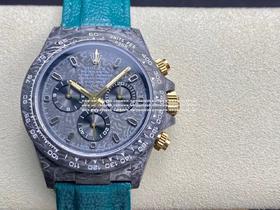 WWF Factory 劳力士Rolex迪通拿系列【表壳】采用碳纤维材质打造，轻盈佩戴舒适，每一只腕表都拥有碳纤花纹。 由于碳纤维材质的非常坚硬，表壳在CNC成型过程中损耗也是非常大的！【镜