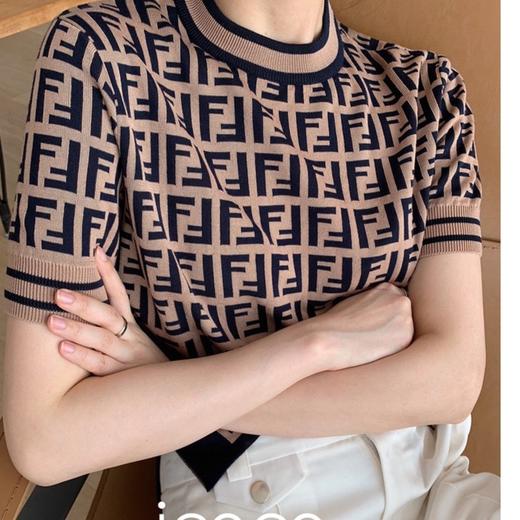 点此购买 芬迪女款圆领短袖t恤 青141150