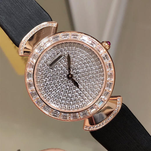 bvlgari 宝格丽 镶嵌奢侈t形钻 满天星奢华品质 采用意大利娟丝小牛皮