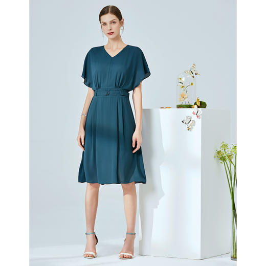 EITIE爱特爱夏季新款简约通勤V领连接荷叶袖收腰连衣裙女中长59076118 商品图1