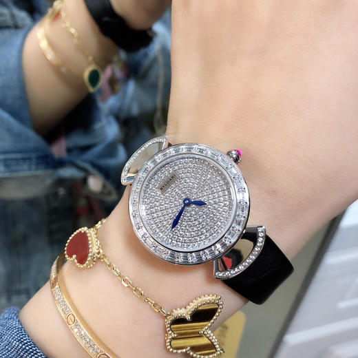 bvlgari 宝格丽 镶嵌奢侈t形钻 满天星奢华品质 采用意大利娟丝小牛皮