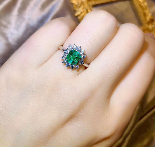 哥伦比亚祖母绿戒指颜色浓郁vividgreen祖母绿096克拉钻石062克拉总重