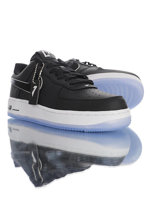 Nike Air Force 1’07 Low 耐克 科林·卡佩尼克NFL巨星联名 移膜平纹皮革鞋面 内置全掌AirSole气垫 空军 黑白渐变冰蓝蘑菇头 商品图1