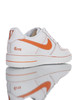 VLONE x Air Force 1'07 美潮奢牌联名 荔枝纹牛移膜革鞋面 内置全掌AirSole气垫 空军一号 皮革白橙哥特字母配色 AA5360-100 商品缩略图1