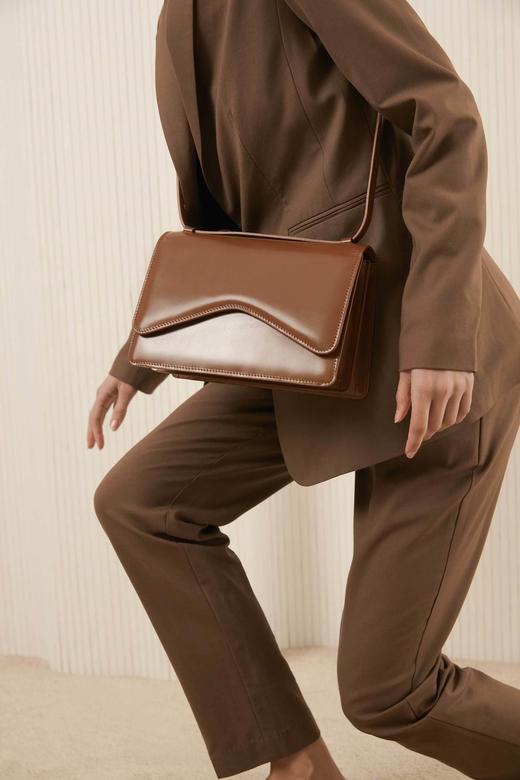 Rylan  焦糖色弧形翻盖两用包 商品图0