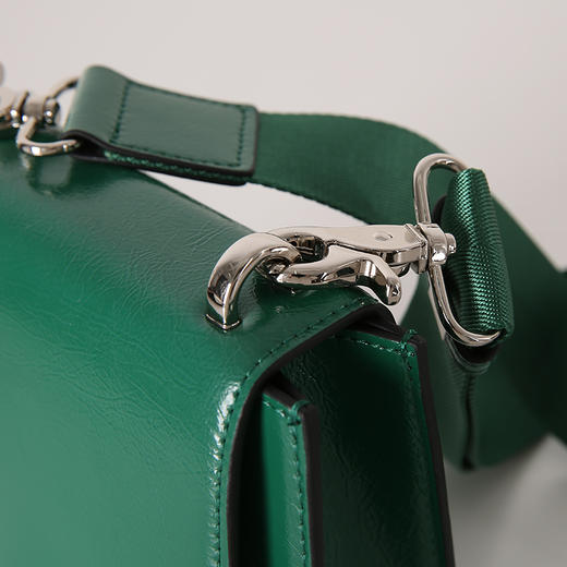 VIMAGE纬漫纪夏季新款方形小包休闲斜跨布带方包通勤百搭红色V1320901 商品图7