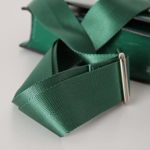 VIMAGE纬漫纪夏季新款方形小包休闲斜跨布带方包通勤百搭红色V1320901 商品图9