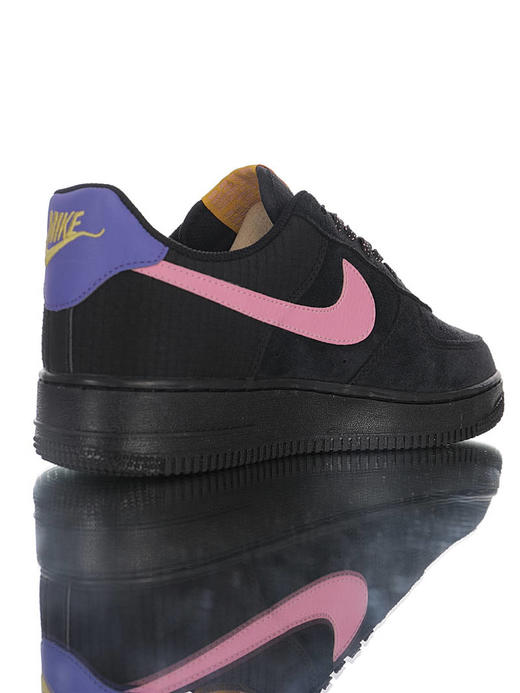 耐克Nike Air Force 1 Low  台丝光翻毛皮拼接尼龙布材质鞋面 内置全掌AirSole气垫 空军一号运动板鞋 麂皮黑粉紫 商品图1