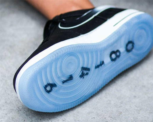 Nike Air Force 1’07 Low 耐克 科林·卡佩尼克NFL巨星联名 移膜平纹皮革鞋面 内置全掌AirSole气垫 空军 黑白渐变冰蓝蘑菇头 商品图2