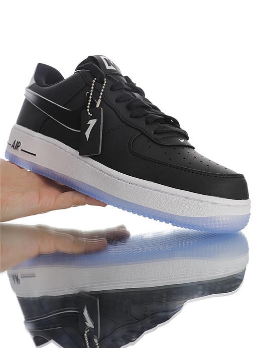 Nike Air Force 1’07 Low 耐克 科林·卡佩尼克NFL巨星联名 移膜平纹皮革鞋面 内置全掌AirSole气垫 空军 黑白渐变冰蓝蘑菇头 商品图3