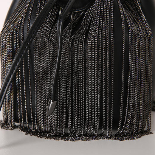 VIMAGE纬漫纪夏季新款流苏个性小包水桶包链条斜跨迷你包包V1320902 商品图4