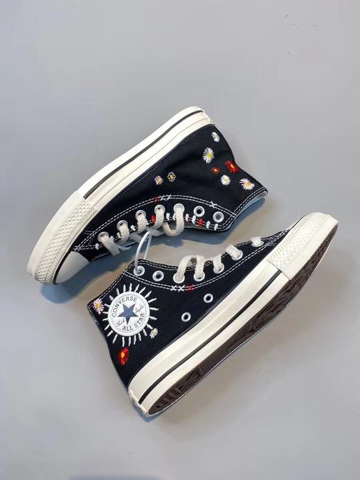 Converse All Star 花卉刺绣 logo处的太阳花刺绣以及鞋身和鞋舌处多处刺绣元素相结合 原厂硫化工艺 QA品质检验管控标准 商品图2